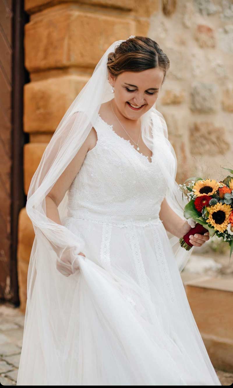 Schönes schlichte weißes Curvy Plus Size Hochzeitskleid