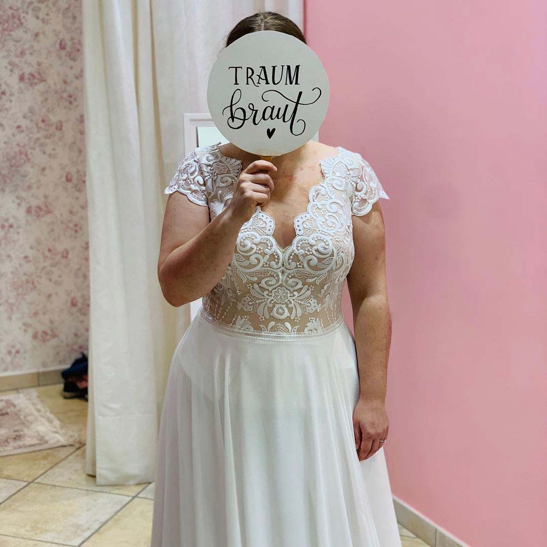 Hochzeitskleid in Curvy bei der Brautkleid-Anprobe