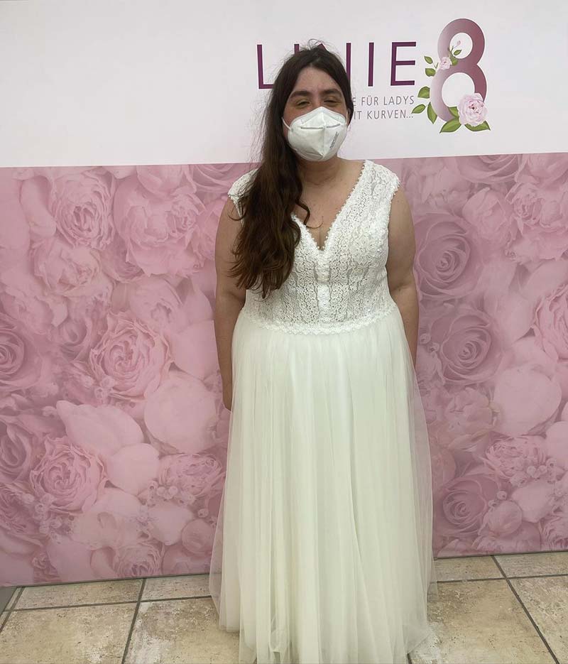 Real Bride mit tollem Curvy Brautkleid