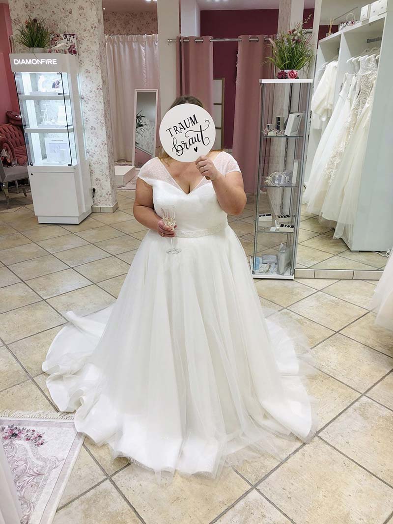 Eine Curvy Braut mit ihrem neuen Brautkleid