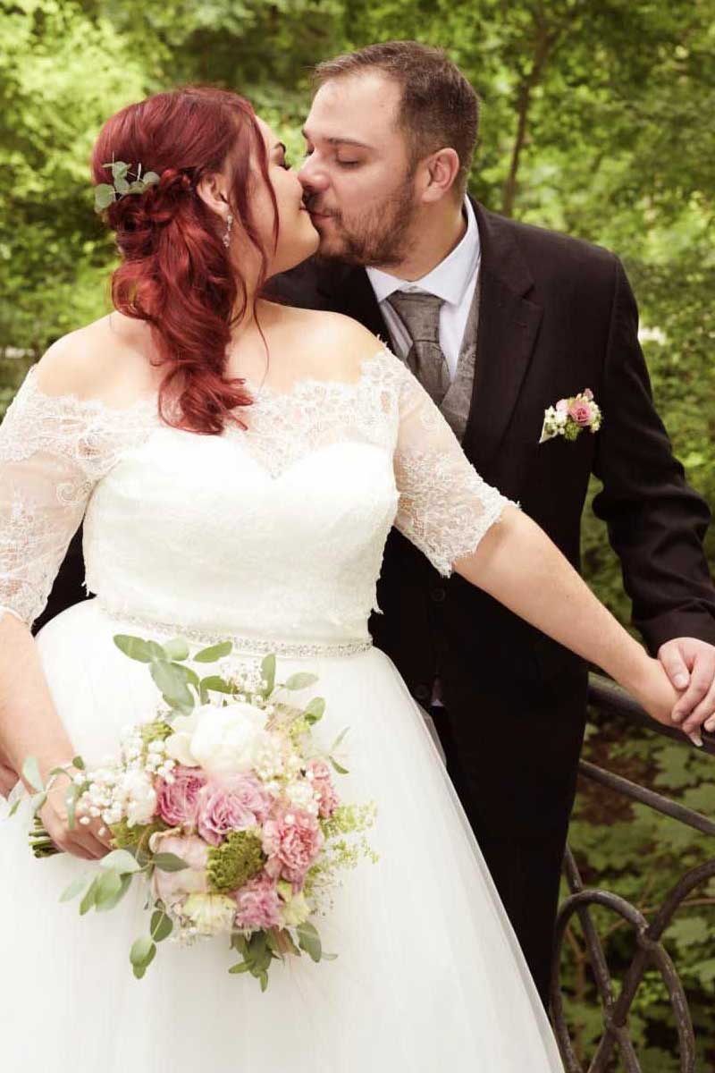 Wunderbares Brautkleid in großer Größe: Curvy Bride am Heiratstag.