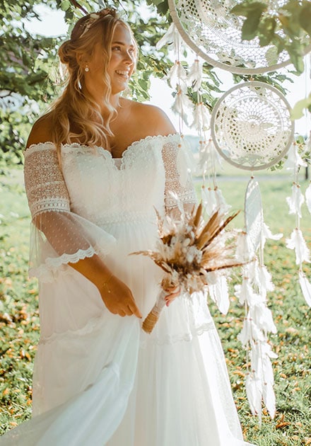 Curvy Brautkleider mit Ärmeln und Spitze für deine Vintage Hochzeit